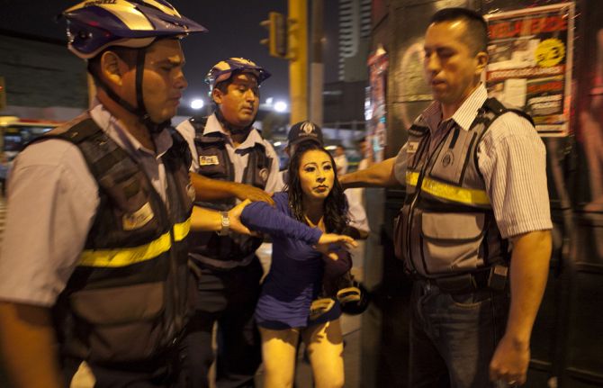 Kiara is arrested by “serenazgos,” or municipal police officers as she works on the streets. Many trans women are oftentimes arrested by police on the basis of not being able to show their identification cards and are often subjected to both verbal and ph