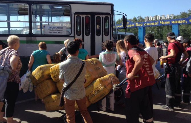 Labour migrants at the wholesale market Sadovod in Moscow, summer 2017. Credit: Daniel Kashnitsky