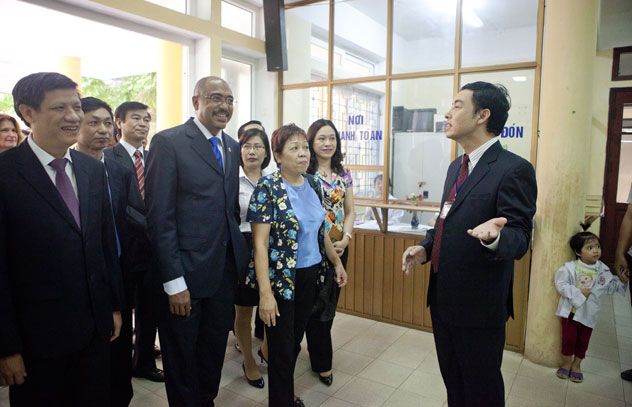 “Today I saw three things which will help not only Viet Nam but also other countries; integration and decentralization of services; a patient-centred approach; and peer support,” said UNAIDS Executive Director Michel Sidibé during a tour of the health cen