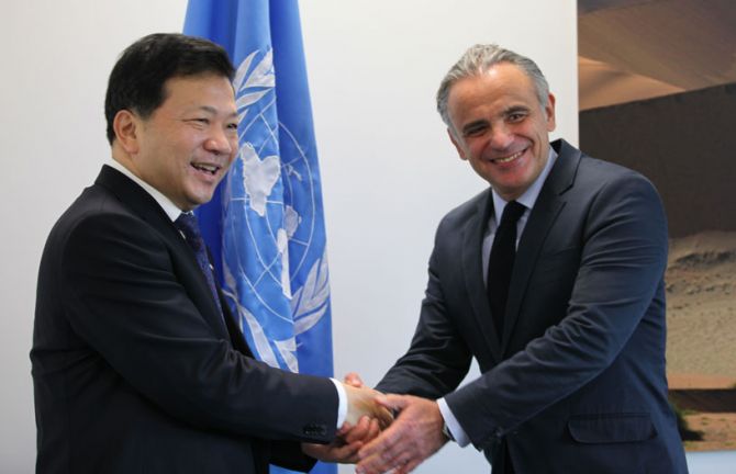 The Vice President of Xinhua News, SHEN Haixiong re-affirmed his commitment to continue raising public awareness of the AIDS response in China and beyond during a meeting with UNAIDS Deputy Executive Director, Luiz Loures held on 19 November at the UNAIDS