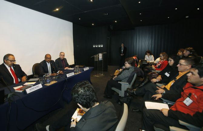 UNAIDS Executive Director Michel Sidibé talking with civil society representatives about the AIDS response in Chile.