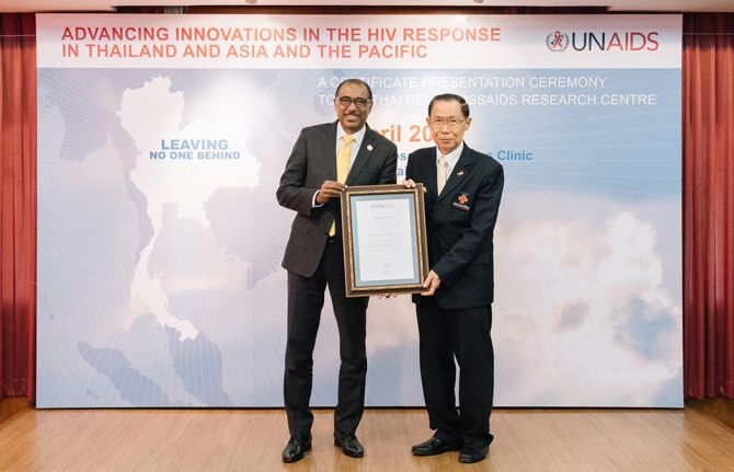 During his recent visit to Thailand, the Executive Director of UNAIDS, Michel Sidibé, paid tribute to the work of Mr Praphan and the TRC-ARC at an event organized by UNAIDS and attended by representatives of the Thai Ministry of Public Health, the Thai Mi