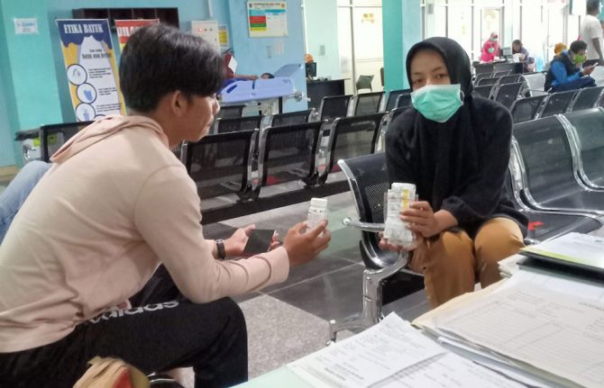 A client receives their antiretroviral therapy in the waiting room of the hospital.