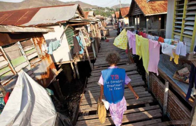 TB outreach to a floating neighborhood near Port Moresby, Papua New Guinea. Credit: John Rae Photography