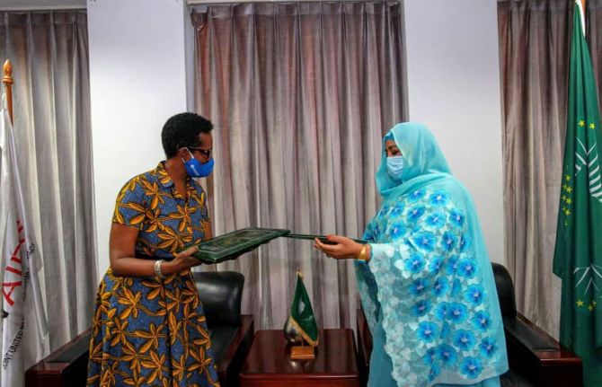 Winnie Byanyima, UNAIDS Executive Director, and Amira Elfadil Mohammed Elfadil, Commissioner for the Department of Health, Humanitarian Affairs and Social Development, African Union signed a Memorandum of Understanding in Addis Ababa, Ethiopia, 16 March 2