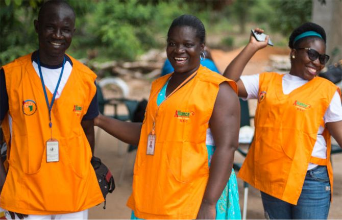 Photo: Educators from Alliance Côte d’Ivoire conduct an HIV information and prevention campaign at a transport hub for buses, taxis and trucks. Toumodi, Côte d’Ivoire. The Global Fund/ JB Russel/Panos.