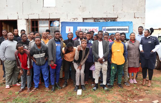 COMMUNITIES WORKING TO END AIDS: NGO, Kwakha Indvodza, works with men in communities to encourage them to adopt healthy living and positive masculinity. ©UNAIDS 2023   