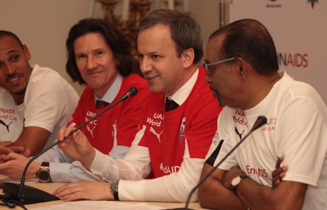 Russian and international football legends and Russian players living with HIV joined forces on 17 April to play the first football match of the UNAIDS World Cup for Ending AIDS and Discrimination. 