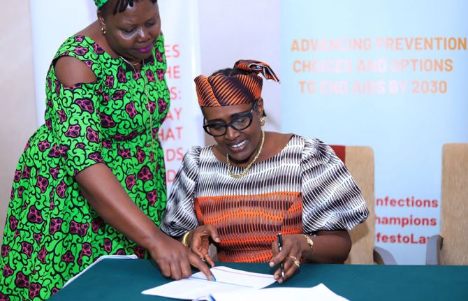 Ms Byanyima signed the Choice Manifesto on behalf of UNAIDS and committed to supporting and amplifying the voices of African women and confirmed that UNAIDS will continue to convene partners and government to find solutions. 