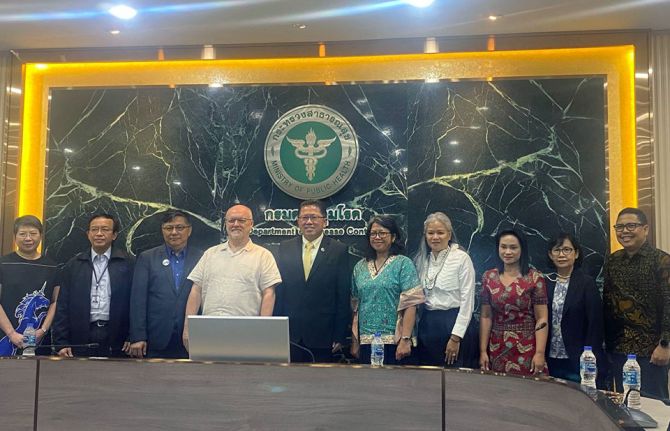 The UNAIDS Indonesia delegation and UNAIDS Regional team are pictured alongside the Ministry of Health of the Republic of Indonesia and the Ministry of Public Health of Thailand at the opening of the Learning Mission Week.