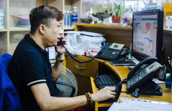 Nguyen Anh Phong, a representative of the Viet Nam Network of People Living with HIV (VNP+) in the south of Viet Nam and co-founder of the Lending a Helping Hand Fund, doing online and phone counseling. Credit: Nguyen Anh Phong