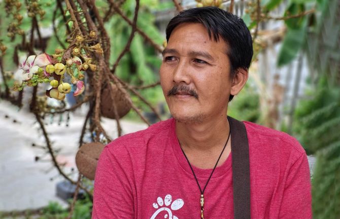 Jamon Aupama, a motorcycle taxi driver, lives with his wife in Bangkok. He relies on Ozone for tests, clean equipment and “to hang out with friends”. He also goes for information.