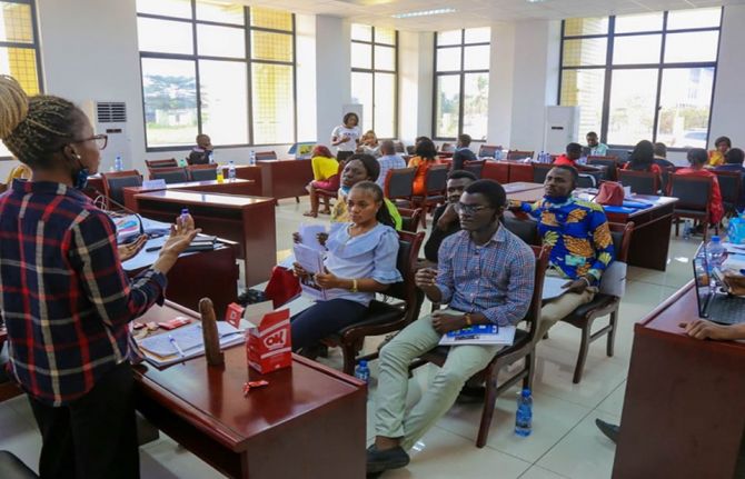 RENADEF, in collaboration with health-care providers, organizes counselling sessions on sexual and reproductive health.