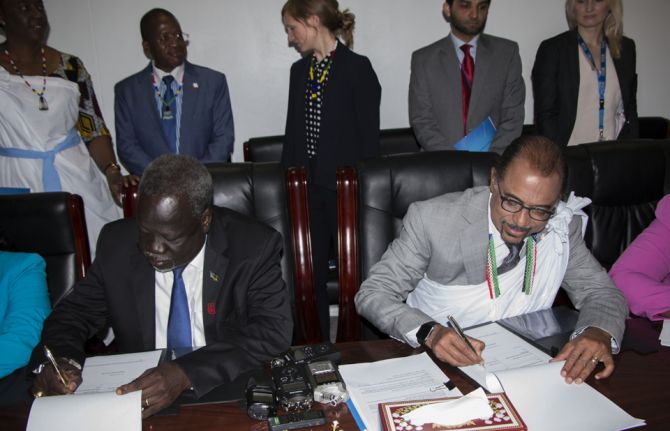 Michel Sidibé, UNAIDS Executive Director, and Riak Gai Kok, Minister of Health, South Sudan, signing the Memorandum of Understanding for the Right To Health in the Education Sector as part of the implementation/domestication of the ESA Ministerial Commitm