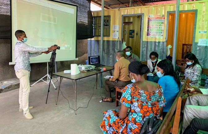 Community leaders spoke with  Winnie Byanyima about treatment distribution centres managed by people living with HIV which provide free ARVs to people in Kinshasa’s poorest districts with support from MSF,  PEPFAR, Cordaid & GlobalFund.