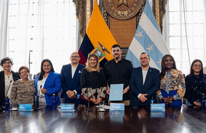 Mayor Aquiles Alvarez Henriques of Guayaquil, Ecuador's largest city and the nation's main port, signed the Paris and Sevilla Declarations on February 28, placing the city among almost 500 municipalities around the world that are committed to fast-trackin