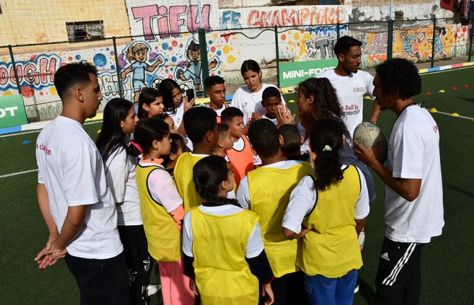 Grâce à des initiatives comme "The Ball is Your Protection", des jeunes comme Marouane et Assia jouent un rôle actif dans la lutte contre les inégalités de genre et la stigmatisation du VIH. Ces jeunes leaders contribuent à bâtir un avenir plus sain et pl