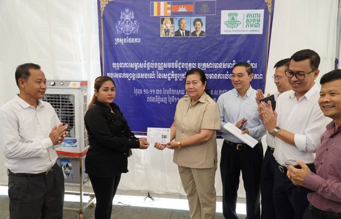 With support from UNAIDS and UNDP, Cambodia’s Ministry of Planning launched a web-based system and mobile application for IDPoor registration in December 2022. This approach makes it easier for individuals living with HIV to register at their treatment ce